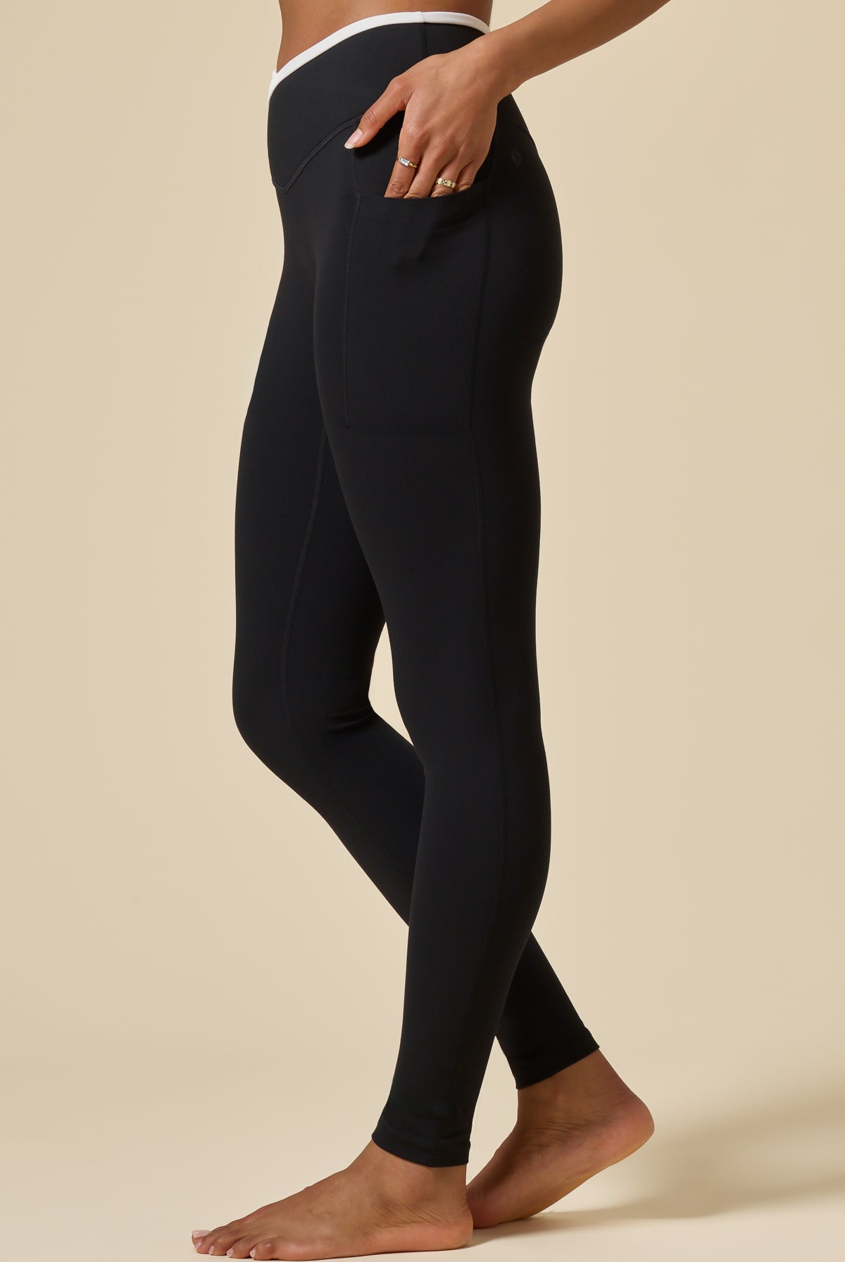 Crisscross Hourglass® Legging with Pockets - Black Contrast