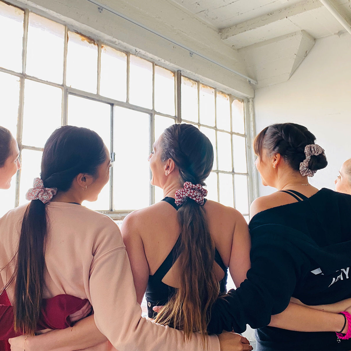 5 Scrunchie Inspired Workout Hair Styles – POPFLEX®