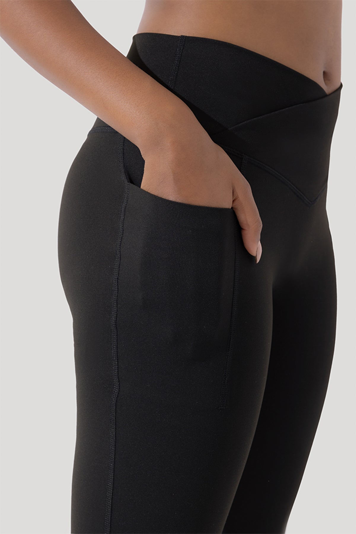 POPFLEX Crisscross Hourglass® Legging With Pockets in Vegan Stretch Leather  - 29 - Black