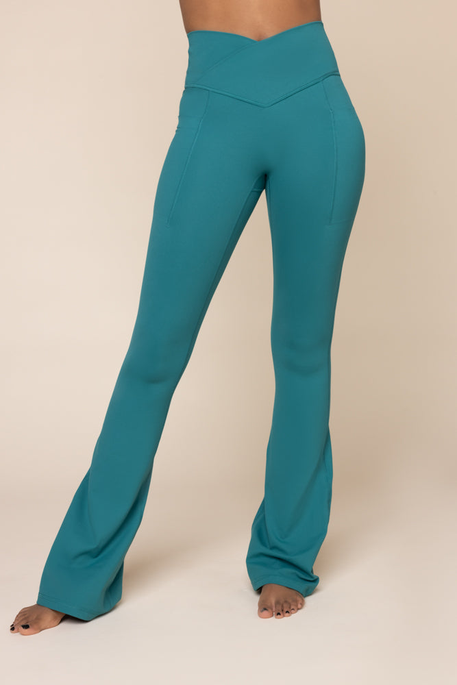 Crisscross Hourglass® Flared Leggings with Pockets - Emerald – POPFLEX®